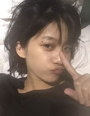 杨幂又签新人了:艺校学霸,军训女神,还有怒怼佟大为的校花.