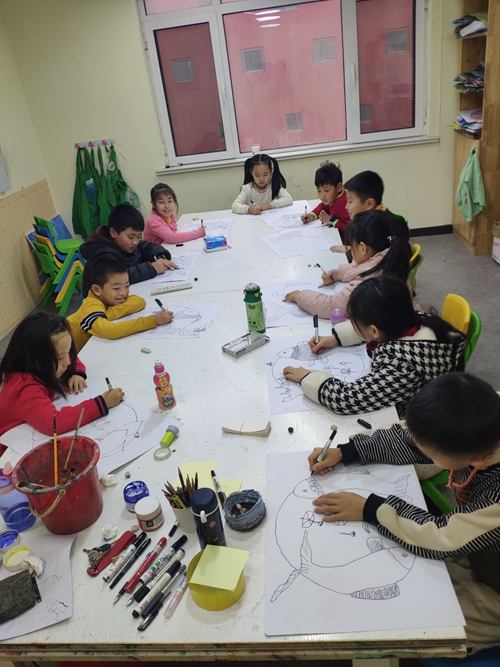艺术学院筑梦小课堂团队开展少儿美术小课堂系列活动
