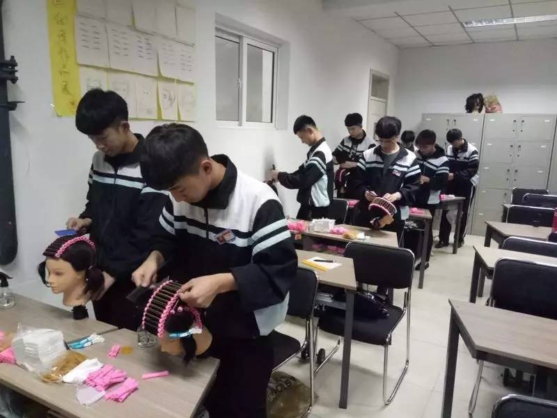 沈阳市轻工艺术学校形象设计系的晚课有看点